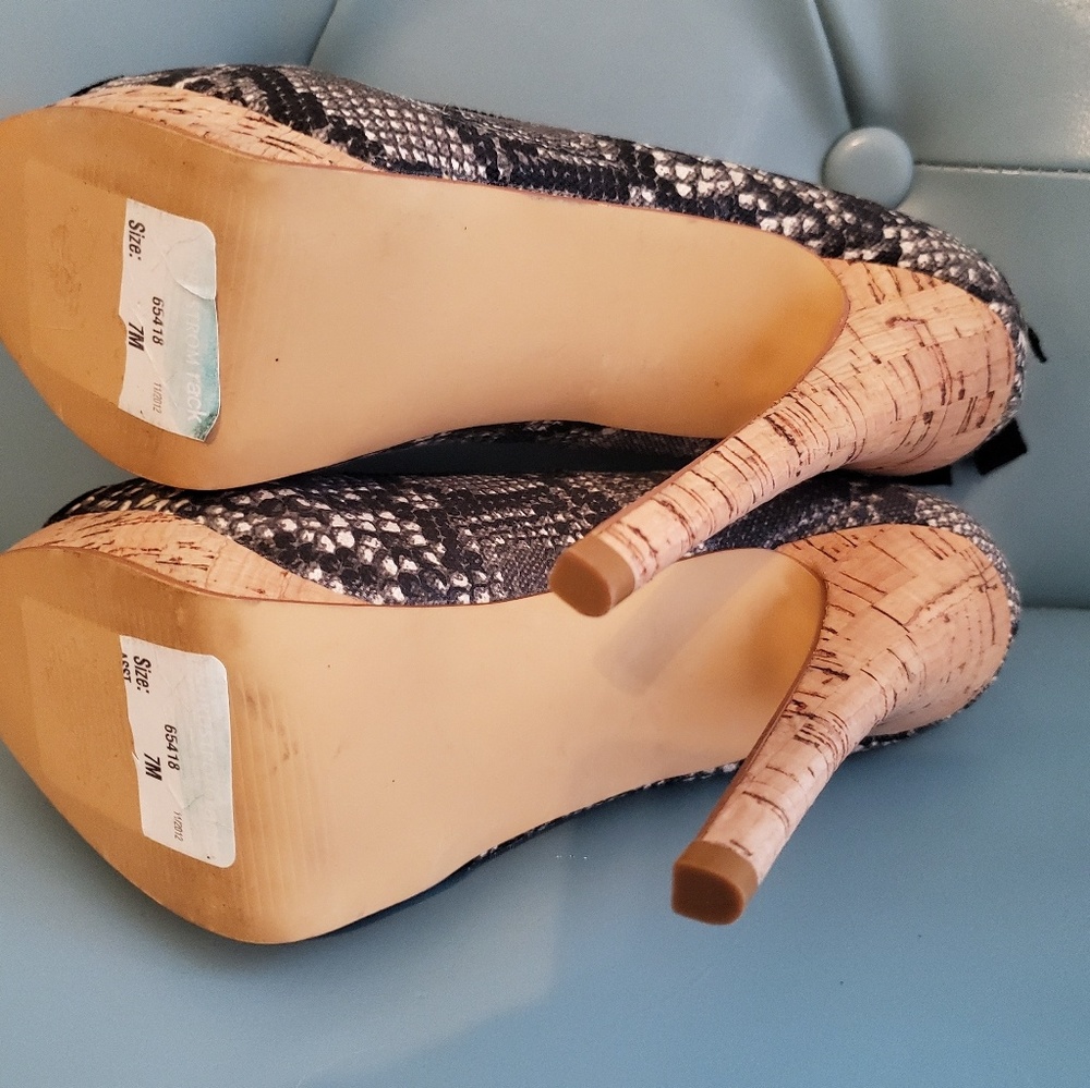 Shoes - Picture 4 of 5